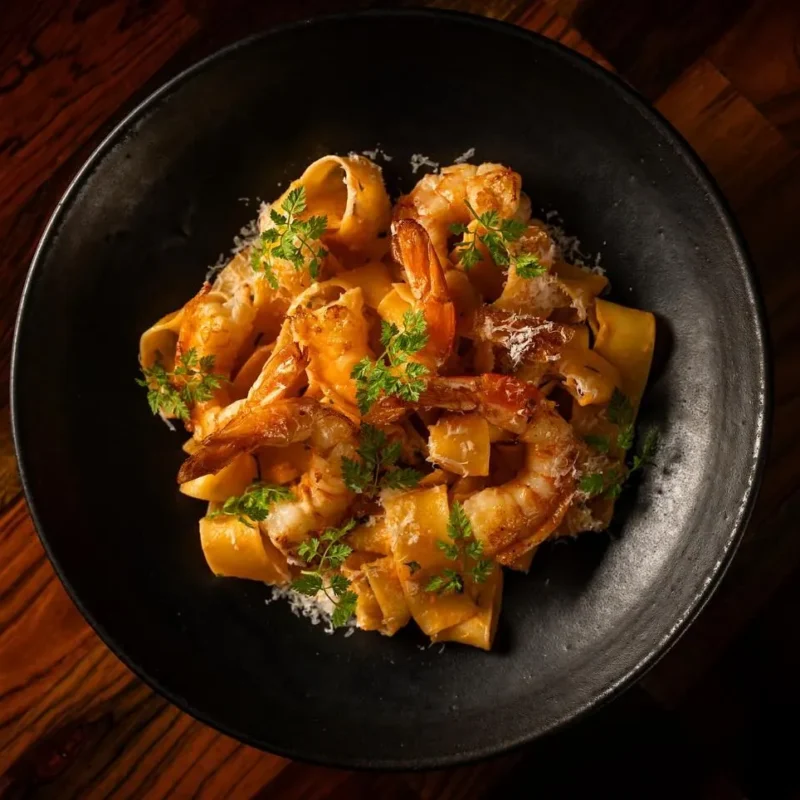 Camarões grelhados com pappardelle ao thermidor