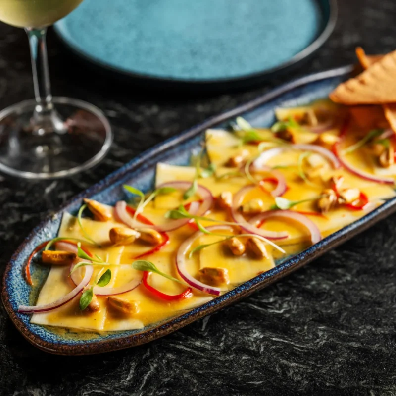 Tiradito de palmito, manga e maracujá, acompanhadas por taquitos de milho crioulo e temperos.