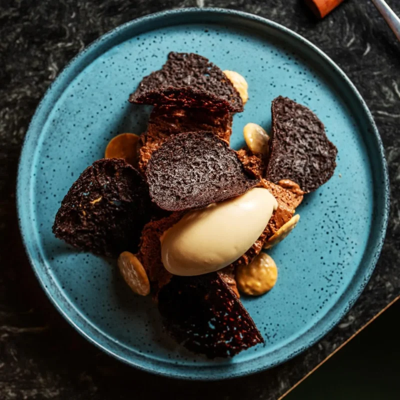 Mousse de chocolate com sorvete de caramelo salgado, chocolate branco caramelizado e tuile de chocolate.