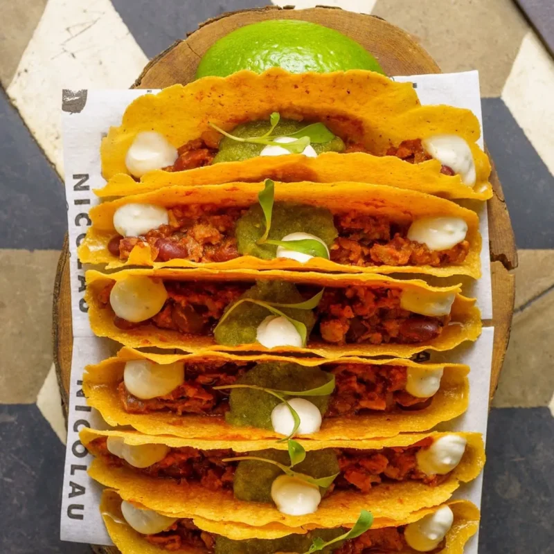 Taquitos - além das opções com carne, temos a versão vegetariana com berinjela defumada.