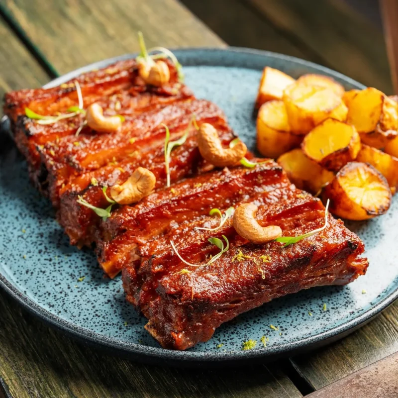 Costelas de porco na parrilla ao molho barbecue com baroa assada na manteiga.