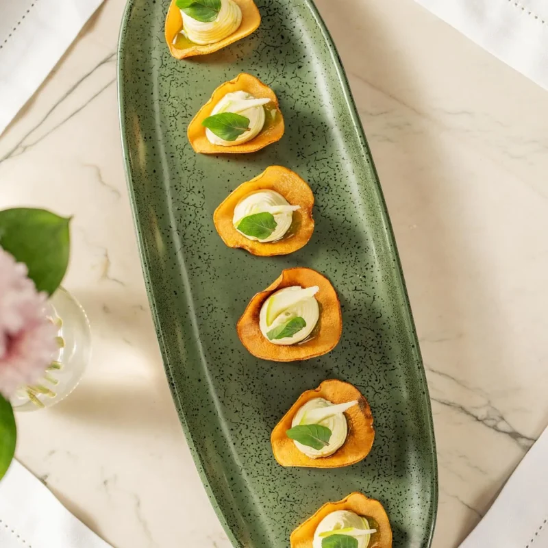 Telha de pera caramelizada com creme de queijo gorgonzola 100% mineiro, da Serra das Antas e um toque de menta com maçã verde