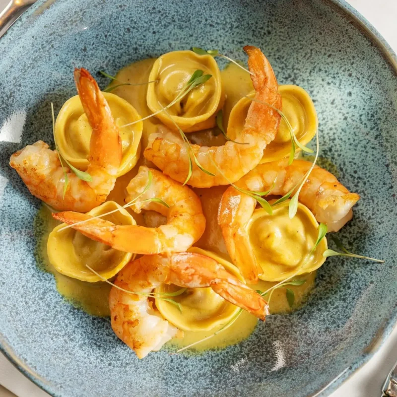 Tortelli feito na casa recheado de abóbora moranga servido com camarões VG grelhados ao molho de capim limão e curry